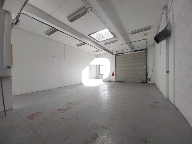 Flex in La Verrière for lease - Interior Photo - Image 3 of 12