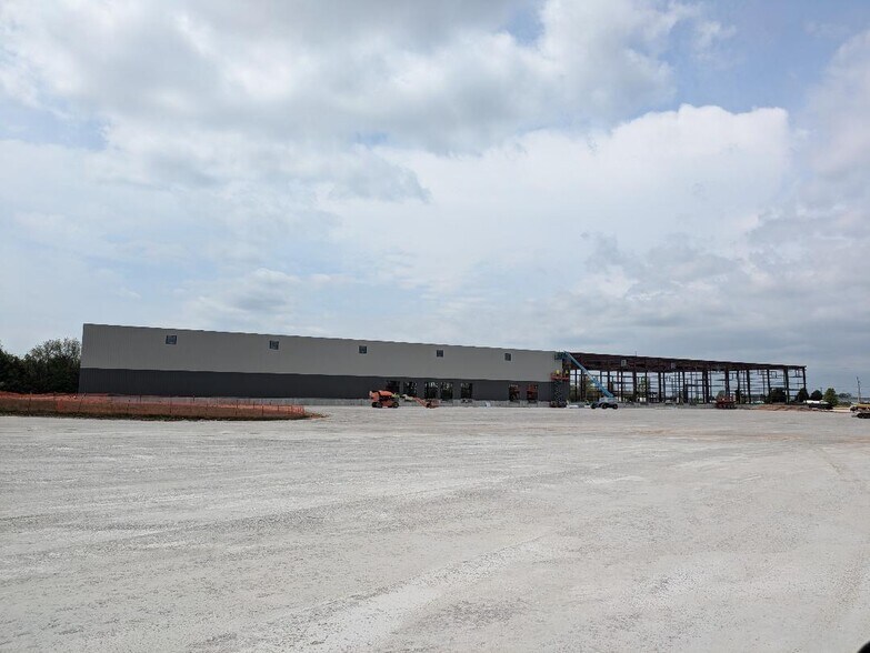 2610 N Westgate Ave, Springfield, MO for lease - Building Photo - Image 2 of 7