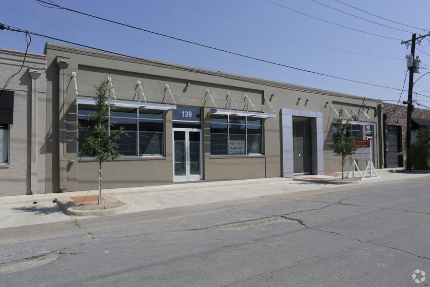 139-141 Howell St, Dallas, TX for lease - Building Photo - Image 1 of 5