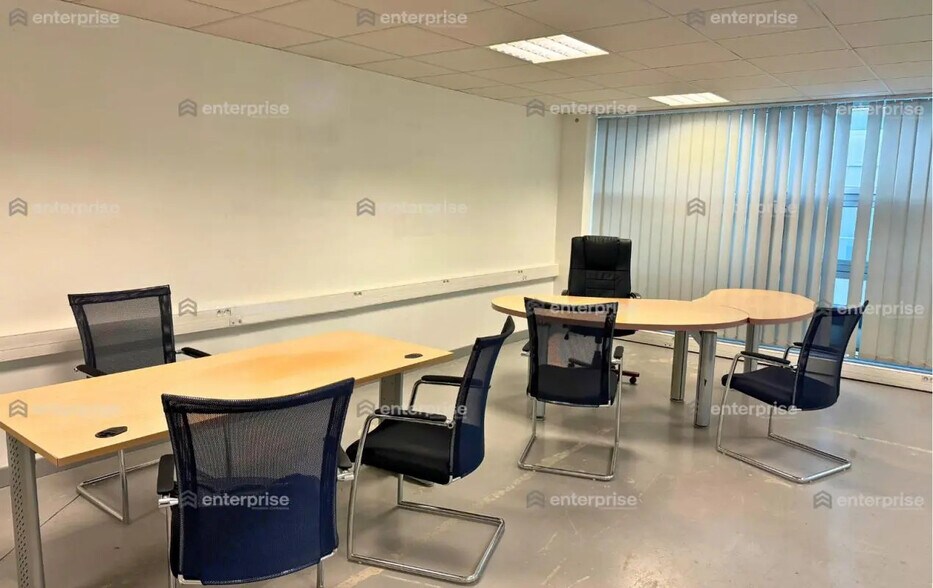 Flex in Beauvais for lease - Interior Photo - Image 3 of 3