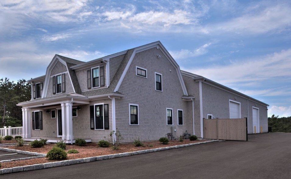 153 Commercial St, Mashpee, MA 02649