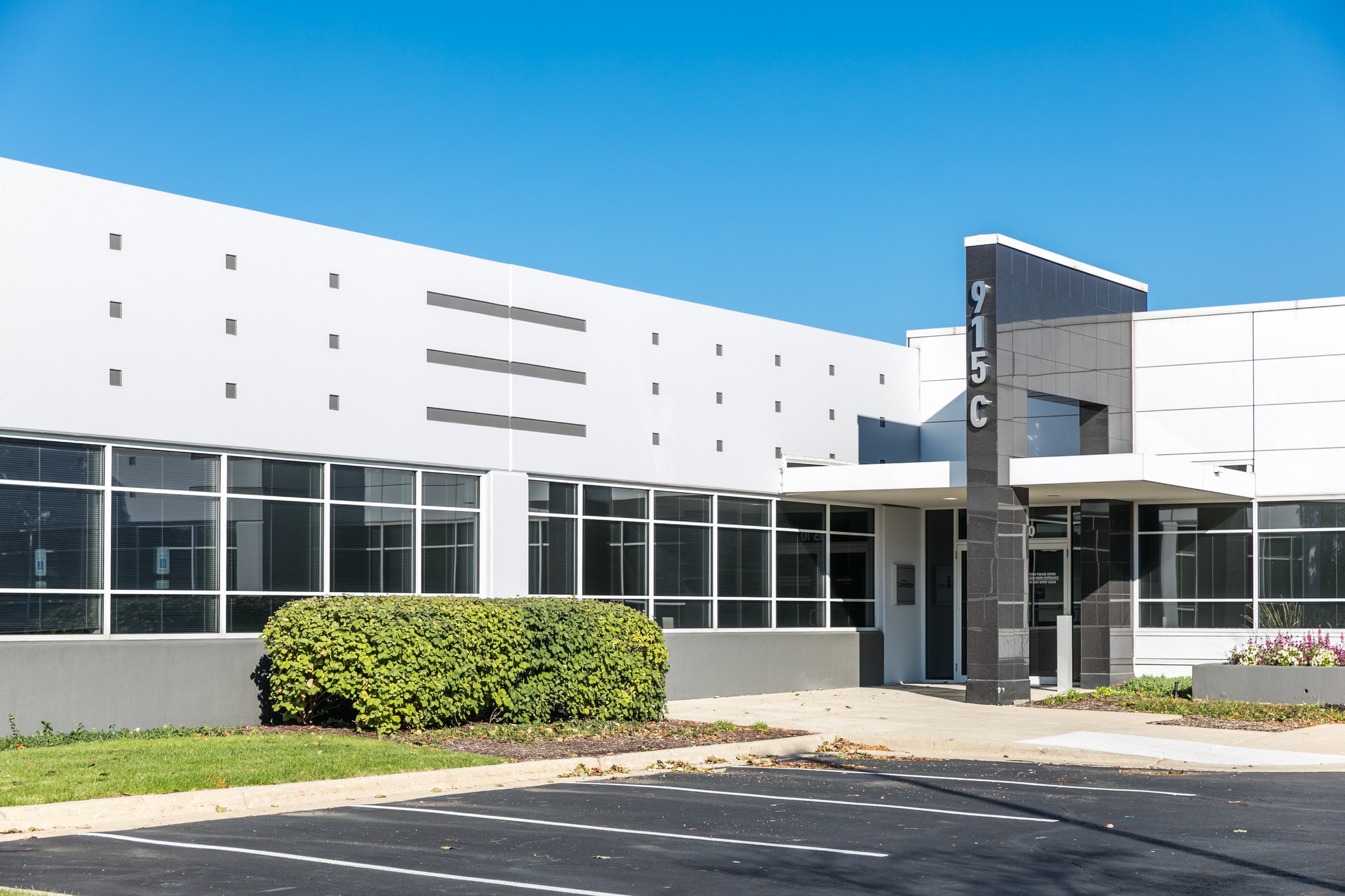 915 National Pky, Schaumburg, IL for lease Building Photo- Image 1 of 6