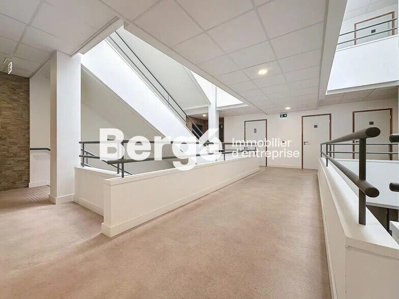 Office in SOPHIA ANTIPOLIS for lease - Building Photo - Image 3 of 6