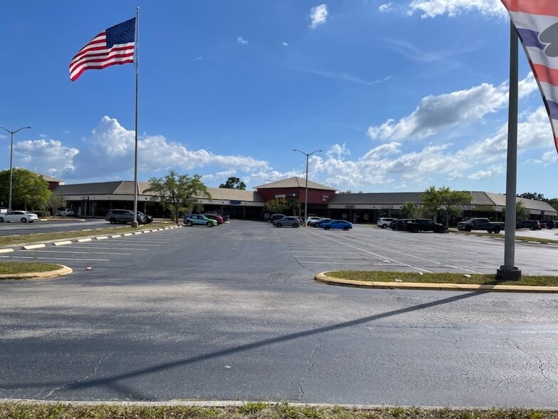 13902 W Hillsborough Ave, Tampa, FL for lease - Primary Photo - Image 1 of 3