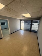 2601-2621 Aero Dr, Grand Prairie, TX for lease Interior Photo- Image 2 of 9