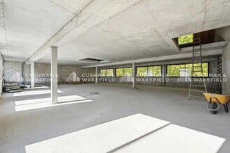 Retail in Montrouge for lease Building Photo- Image 1 of 1
