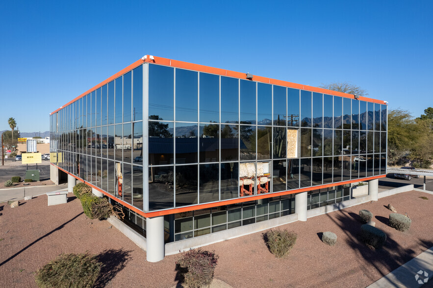 4067 E Grant Rd, Tucson, AZ for lease - Building Photo - Image 3 of 9