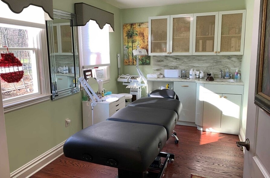 23 Danbury Rd, Wilton, CT for lease - Interior Photo - Image 3 of 12