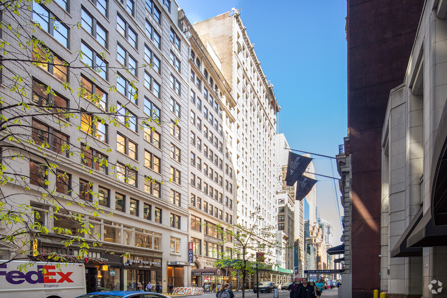 35 W 45th St, New York, NY for lease - Building Photo - Image 1 of 5