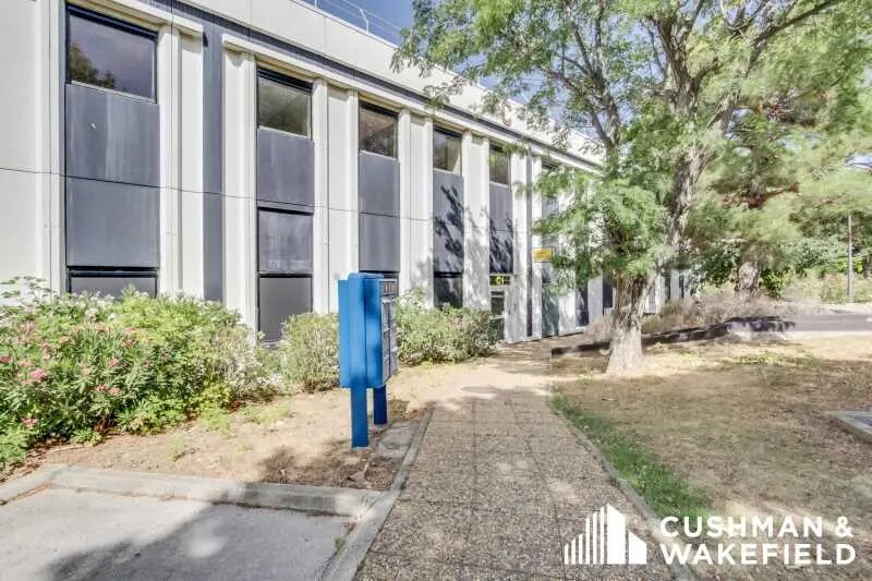 Flex in Marseille for lease - Building Photo - Image 2 of 2