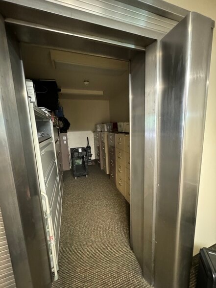 1604 Kansas Ave, Lorain, OH for sale - Interior Photo - Image 2 of 8