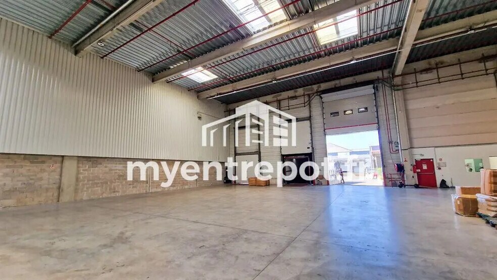 Flex in Marseille for lease - Interior Photo - Image 1 of 5