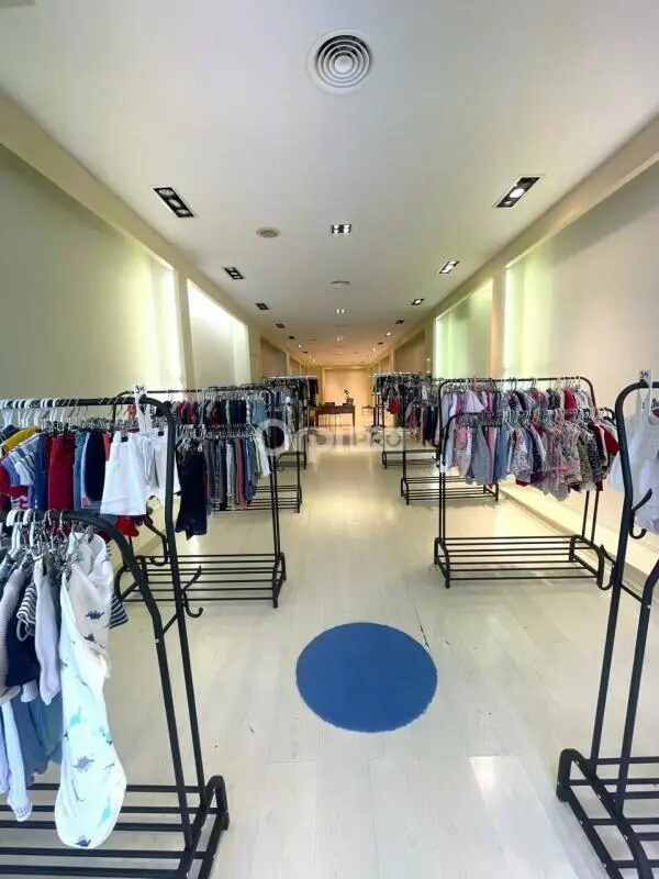 Retail in Saint-Quentin for lease Interior Photo- Image 1 of 2