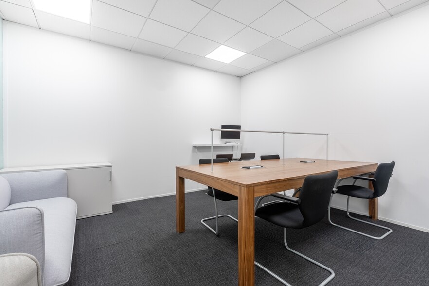 41 London Rd, Reigate for lease - Interior Photo - Image 3 of 10