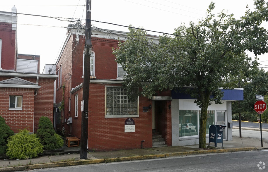 226 S 5th St, PA 15644