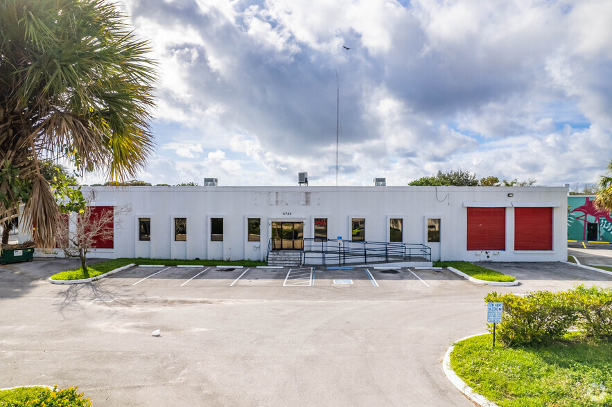 5740 Columbia Cir, West Palm Beach, FL for lease - Building Photo - Image 3 of 14