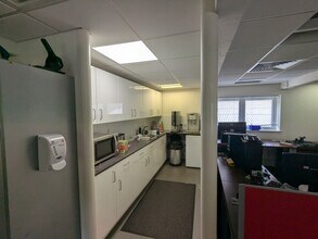 22 Gosden Cmn, Guildford for lease Interior Photo- Image 2 of 3