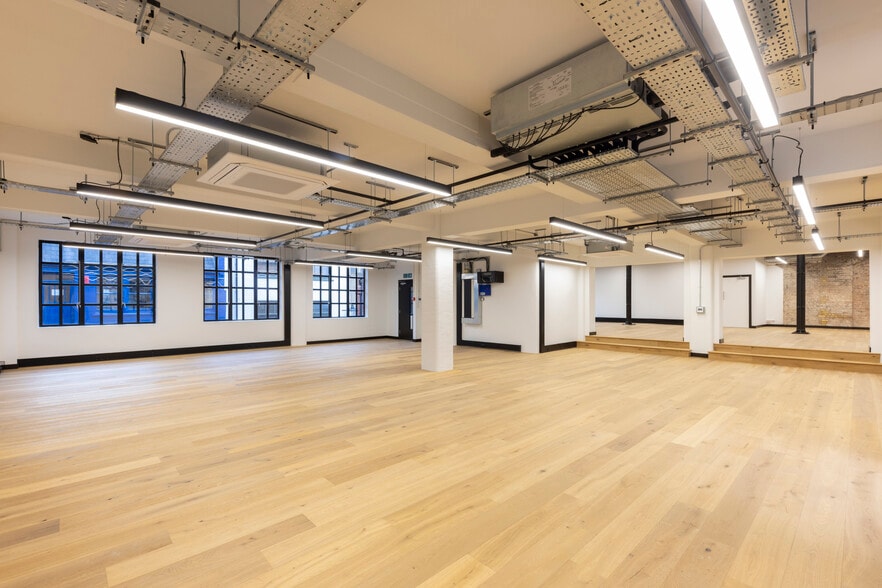 7-10 Charlotte Mews, London for lease - Building Photo - Image 3 of 7