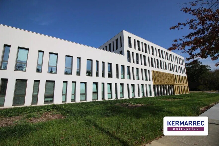 Office in Pacé for lease - Building Photo - Image 1 of 6