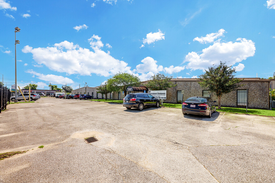 125 W Crosstimbers St, Houston, TX for lease - Building Photo - Image 1 of 10