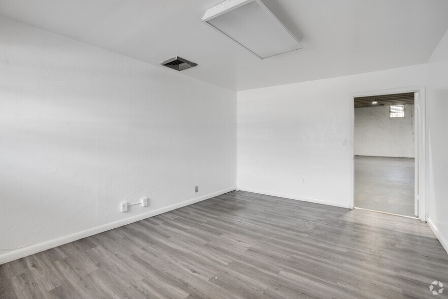 12110-12158 SW 114th Pl, Miami, FL for lease - Interior Photo - Image 3 of 12