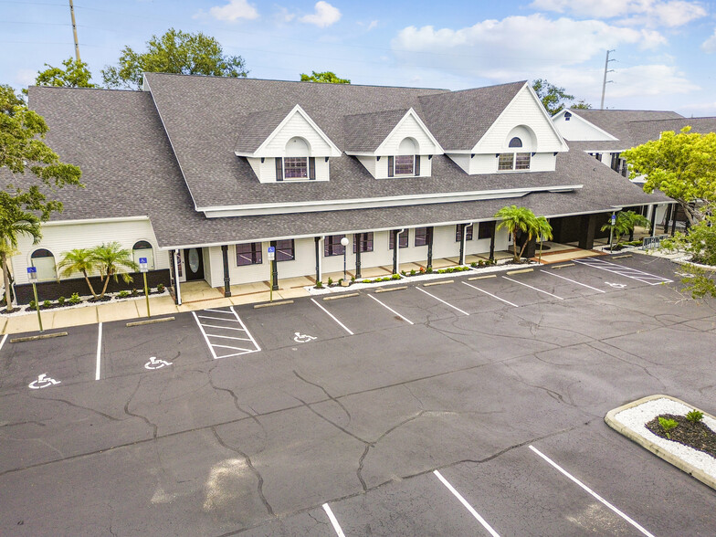 300 E Bay Dr, Largo, FL for lease - Building Photo - Image 1 of 53