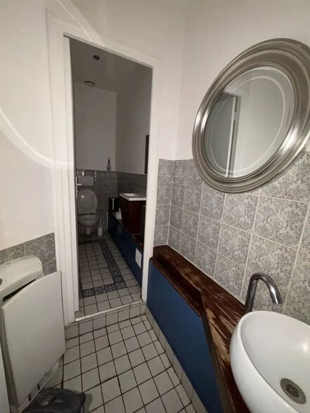 Retail in Paris for lease - Interior Photo - Image 2 of 8