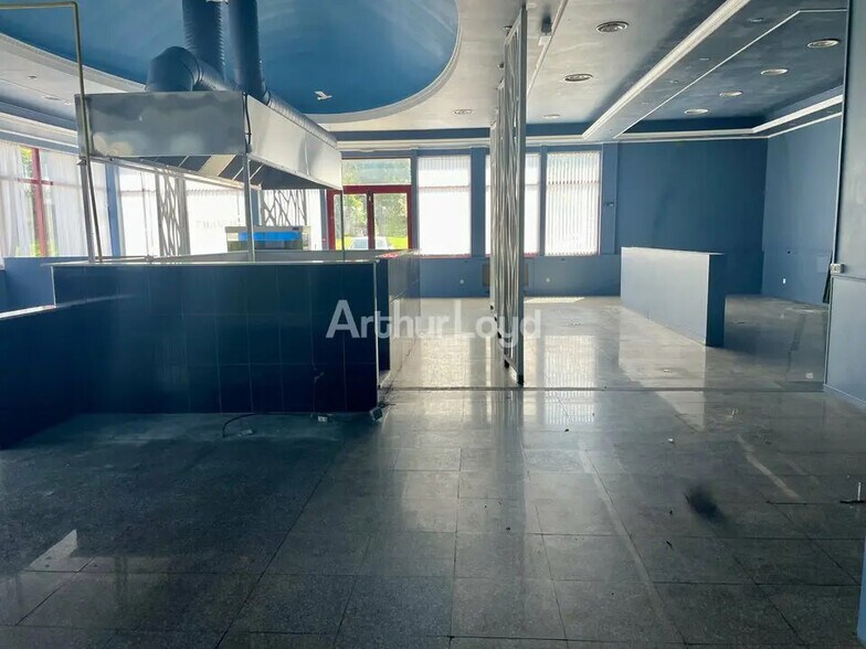 Retail in Reims for lease - Interior Photo - Image 2 of 7