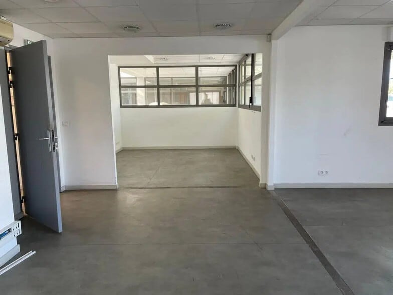 Office in Le Muy for lease - Building Photo - Image 2 of 5