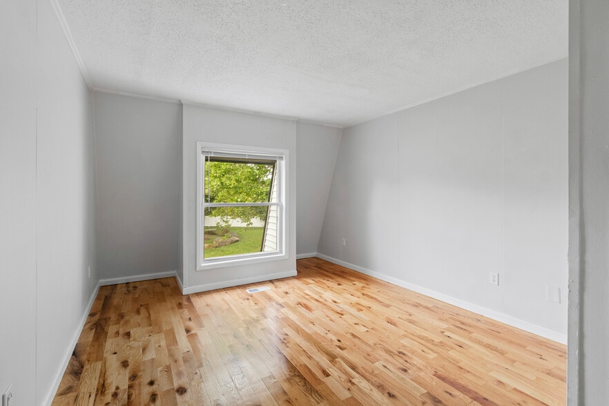 Bridgeport 148 Portfolio portfolio of 4 properties for sale on LoopNet.com - Interior Photo - Image 3 of 30