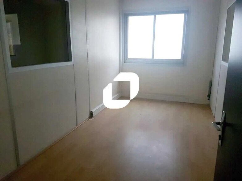 Office in Argenteuil for lease - Interior Photo - Image 3 of 5