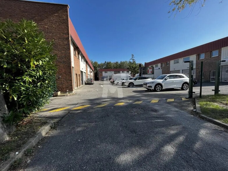 Flex in Lisses for lease - Building Photo - Image 1 of 4