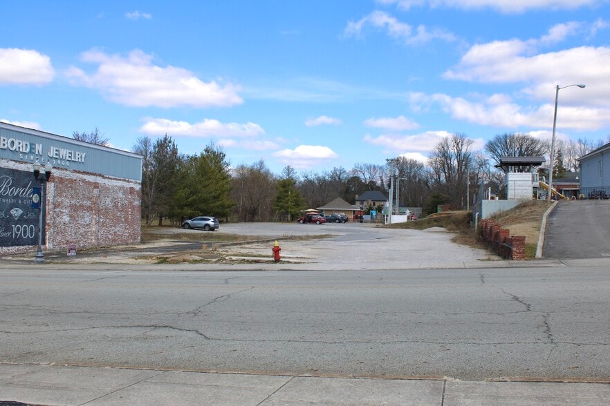 136 E Broad St, Cookeville, TN for sale - Building Photo - Image 1 of 9
