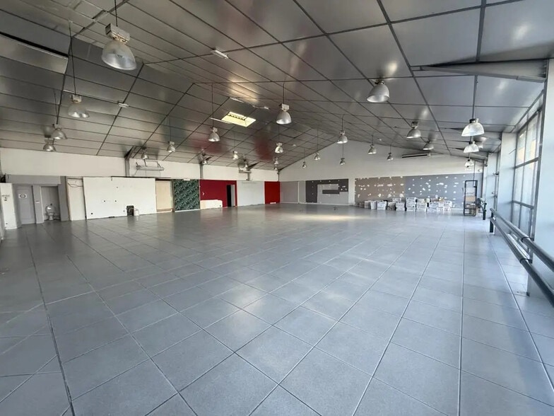 Retail in Puget-sur-Argens for lease - Interior Photo - Image 2 of 4