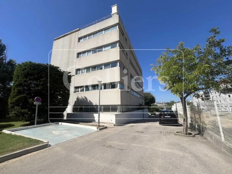 Office in Marseille for lease - Building Photo - Image 2 of 2