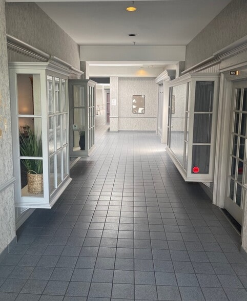 110 E Main St, Salem, VA for lease - Interior Photo - Image 2 of 6