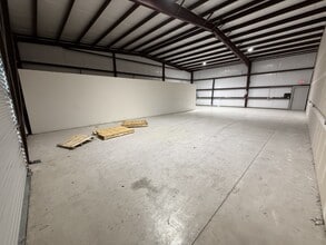 299 Navarro Dr, Seguin, TX for lease Interior Photo- Image 2 of 17