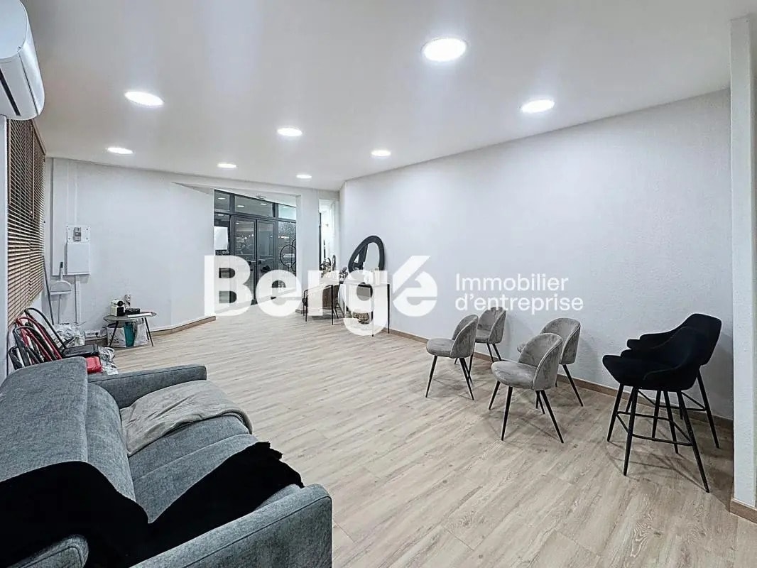 Retail in Mougins for lease Interior Photo- Image 1 of 5