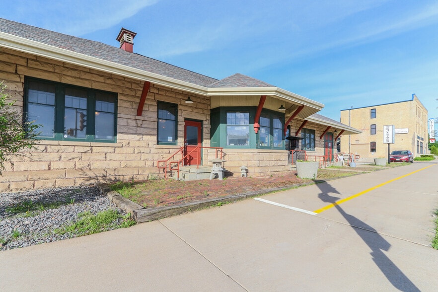 112 E Veterans Pky, Marshfield, WI for sale - Building Photo - Image 1 of 27