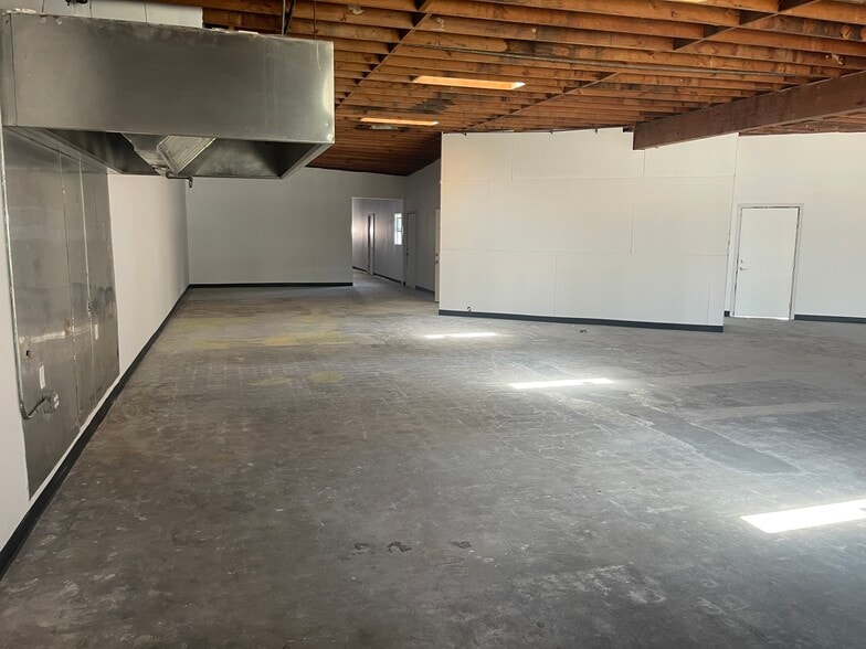7307-7309 Canoga Ave, Canoga Park, CA for lease - Building Photo - Image 2 of 23