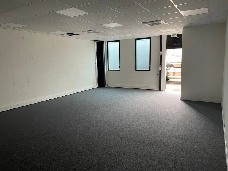 2 Rue Des Verts Buissons, Le Coudray-Montceaux for lease - Interior Photo - Image 3 of 5