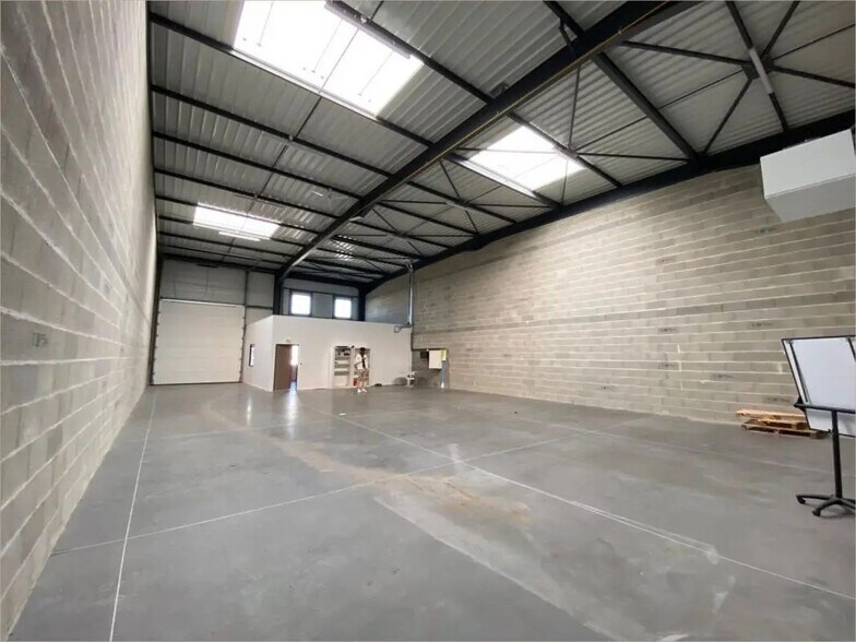 Office in Saint-Priest for lease - Interior Photo - Image 2 of 5