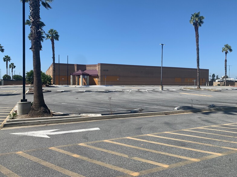 9029 Airport Blvd, Los Angeles, CA for sale - Building Photo - Image 1 of 1