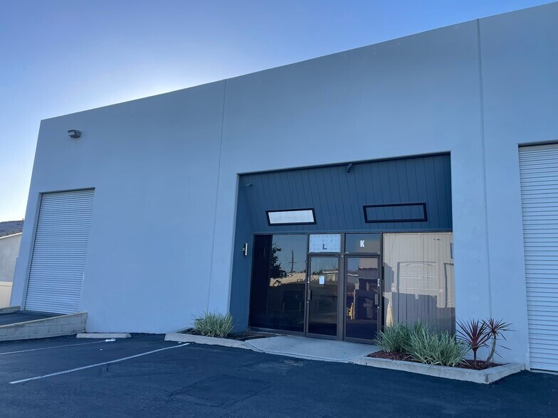 1390 E Burnett St, Signal Hill, CA for lease - Building Photo - Image 1 of 7