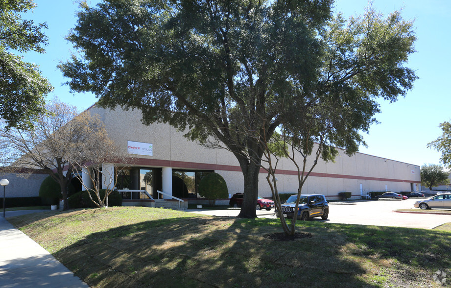 2075 McDaniel Dr, Carrollton, TX for lease - Primary Photo - Image 1 of 3