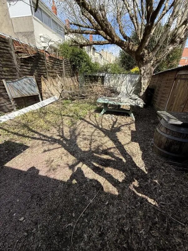 Retail in Bordeaux for lease Building Photo- Image 1 of 5