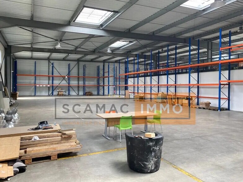 Office in Le Luc for lease - Building Photo - Image 3 of 5