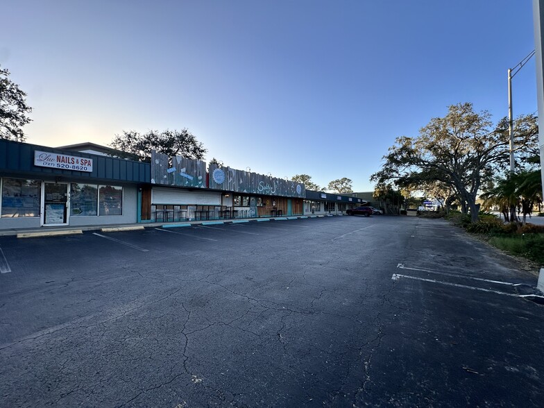 5625 4th St N, Saint Petersburg, FL for lease - Building Photo - Image 2 of 9