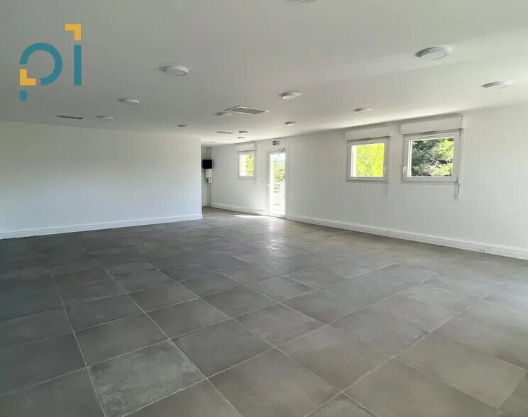 Office in Saint-Cannat for lease - Building Photo - Image 1 of 4