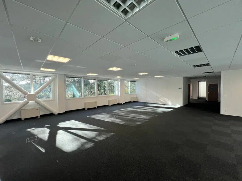 Office in Valbonne for lease - Interior Photo - Image 2 of 7